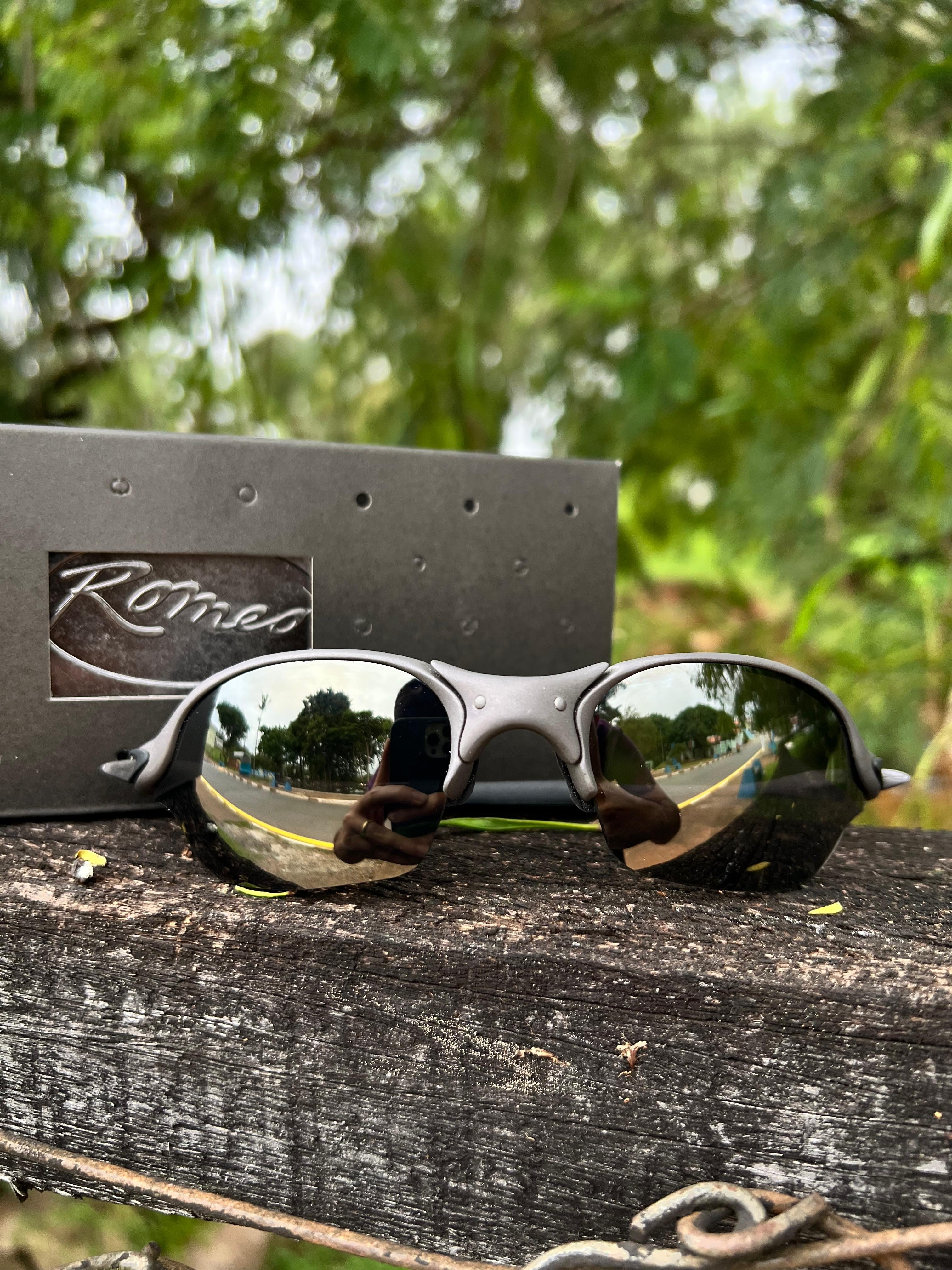 Romeo2 XM Black Espelhado Linha Ouro